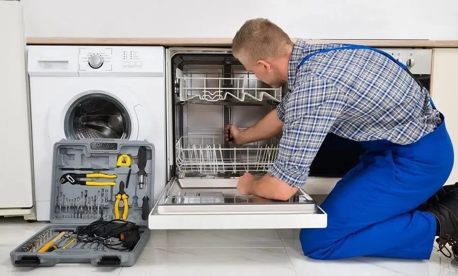 Başiskele Termoteknik servisi teknisyen ekibi beyaz eşya tamiri yaparken